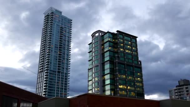 Рух сучасного бізнесу будівлі вночі в Бернабі до нашої ери, Канада — стокове відео