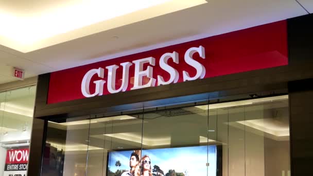 Cartel de la tienda Motion of Guess en la pared dentro del centro comercial — Vídeos de Stock