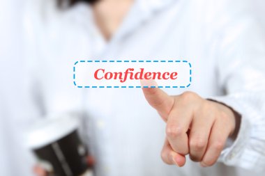 İş kadını güven düğmesine basarak