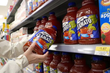 Kanada kuru Mott'ın Clamato Walmart mağaza içinde satın alma kadın