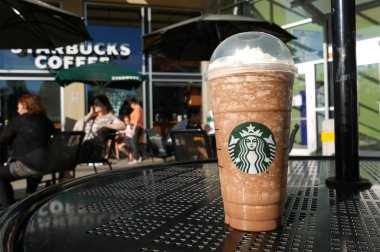 Güneşli günde Starbucks kahve içme insanlar bir tarafı