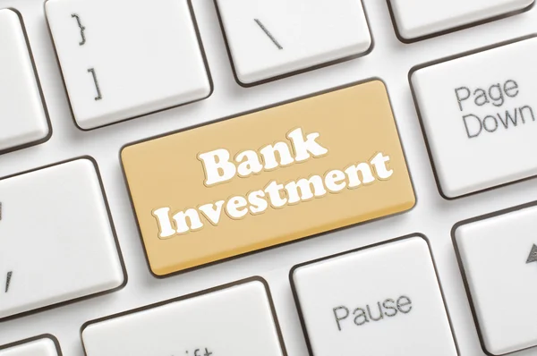 Банковский инвестиционный ключ на клавиатуре — стоковое фото