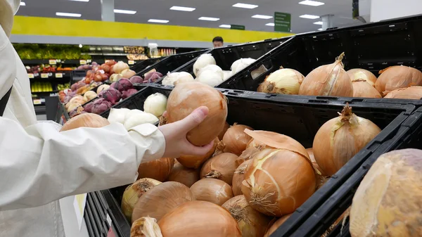Mujer recogiendo cebolla fresca dentro de tienda Walmart — Foto de Stock