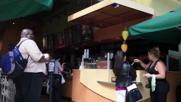 Jedna strana obezity muže koupit kávu uvnitř Starbuck obchod — Stock video