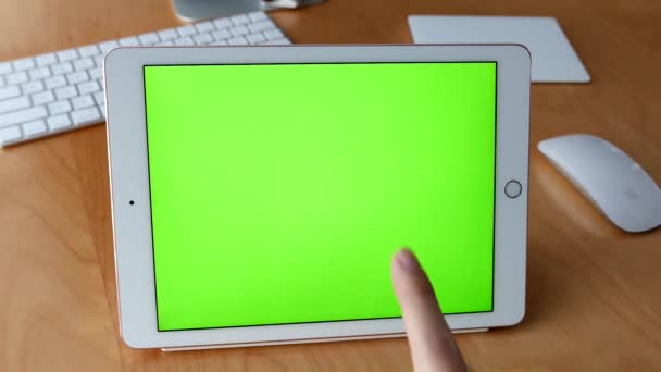 Hombre usando PC tableta con varios gestos de mano, pantalla verde para agregar su propio contenido personalizado — Vídeo de stock