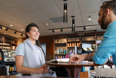 Bir kahve içme ve iş Starbucks mağaza içinde tartışmaya insanlar tarafında