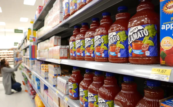 Beverages corridor in Walmart store inside Walmart store — Stock Photo, Image