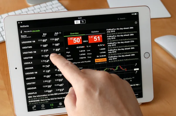 Döviz Kuru kontrol etmek için iPad kullanan adam — Stok fotoğraf