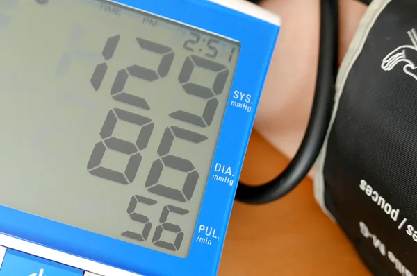 Close up blood pressure displayed on monitor — Stock Photo, Image