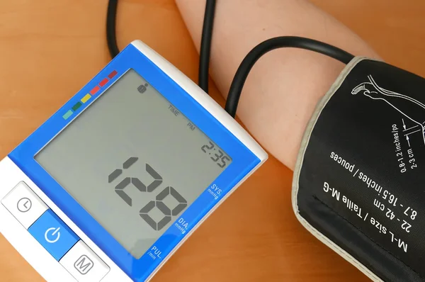 Acercamiento de la presión arterial mostrada en el monitor —  Fotos de Stock