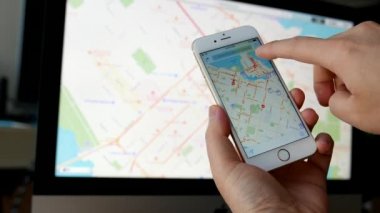 Google harita üstünde iphone kullanarak ele kadar kapatın 