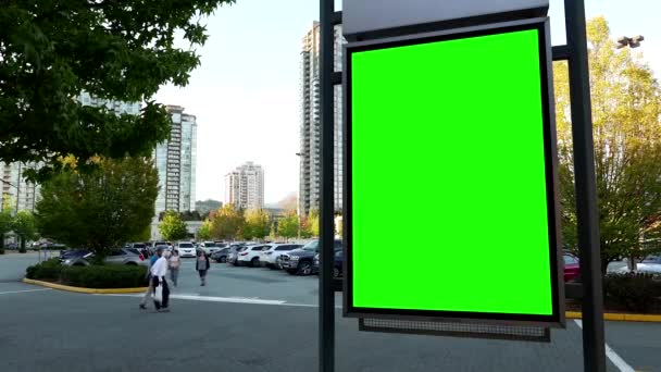 Zöld billboard hirdetése mellett Coquitlam bevásárlóközpont parkoló — Stock videók