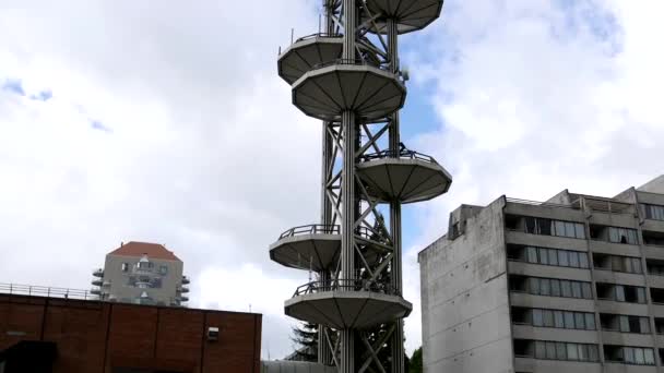 Tilt shot van Telus telecommunicatie toren apparatuur en repeater antenne schotels — Stockvideo