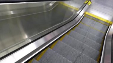 Yürüyen merdiven modern kentsel iç Walmart içinde saklamak