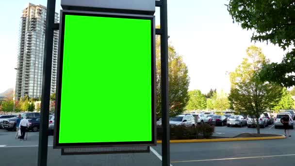 Groene reclamebord voor uw advertentie naast parkeerplaats bij het winkelcentrum Coquitlam — Stockvideo