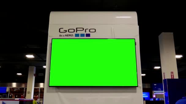 Display gopro sell items with green screen TV inside Best buy store — Stock Video