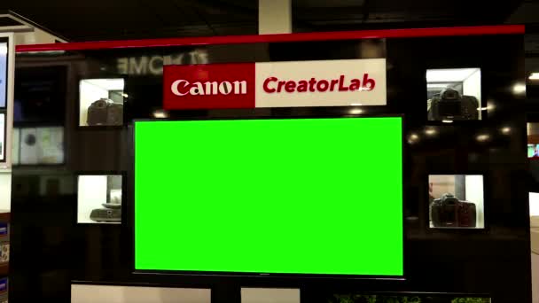 Pantalla Canon cámara para vender artículos con TV de pantalla verde en el interior Best buy store — Vídeo de stock