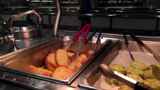 Ikea 상점 안으로 음식 법원 지역에서 연기와 함께 뜨거운 마늘 빵의 모션 — 비디오