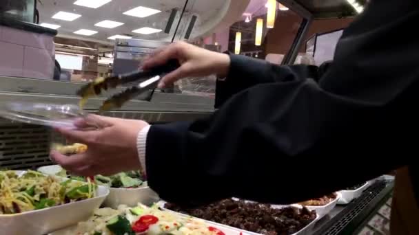 Mulher comprando prato lateral dentro do supermercado T & T — Vídeo de Stock