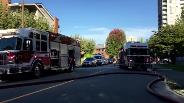 Personal de emergencia contra incendios de Coquitlam en acción de rescate . — Vídeo de stock