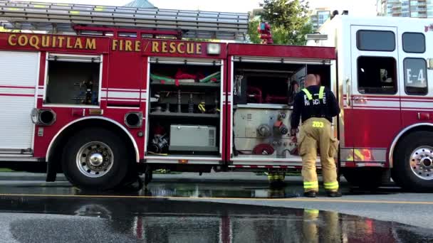 Personal de emergencia contra incendios de Coquitlam en acción de rescate . — Vídeo de stock