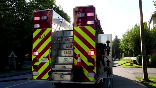 Primer plano camión de bomberos en la escena del accidente — Vídeos de Stock