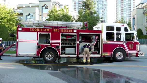 Coquitlam fire emergency personnel in rescue action — Stock Video