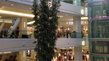 bir tarafı alışveriş merkezi