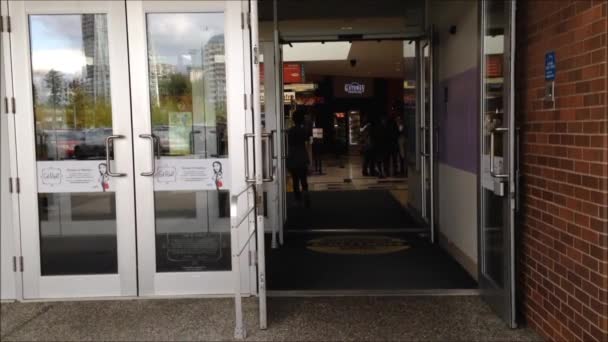 Дверь входа в торговый центр — стоковое видео
