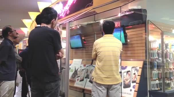 La gente viendo la televisión sobre el fútbol juego — Vídeos de Stock