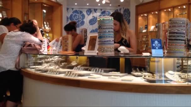 Friends shopping together in a jewelry store — Stock Video