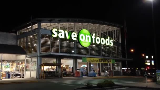 Save on foods at night scene — Stock Video