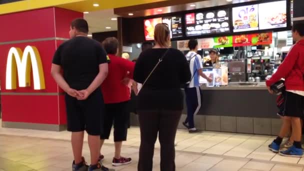 Familia pidiendo comida en McDonalds — Vídeos de Stock