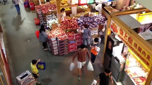 Top shot de los clientes que compran alimentos en el supermercado chino — Vídeo de stock