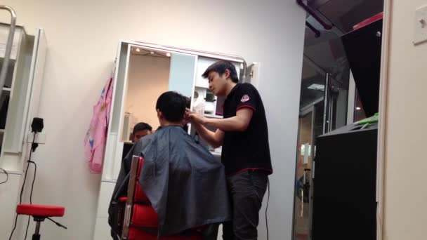 Чоловіки, що мають послугами стрижка в перукарський салон — стокове відео