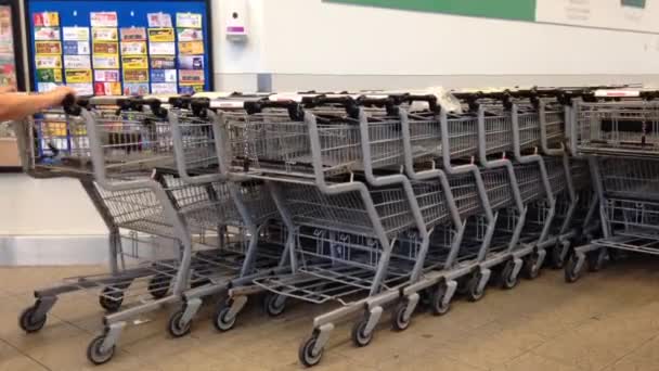 Customer returning shopping cart — Stock Video
