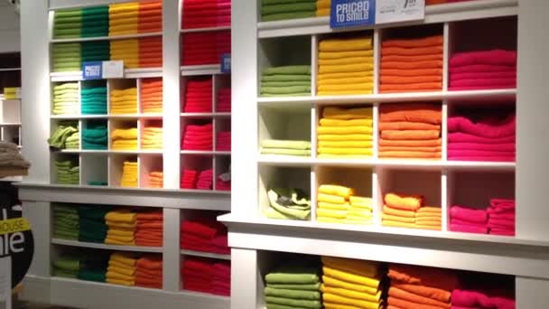Stack av färg handdukar på displayen. — Stockvideo