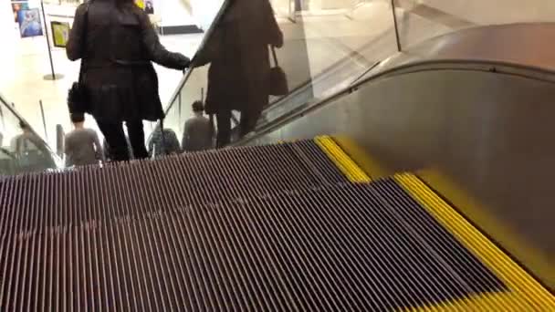 People climb the escalator — Stock Video
