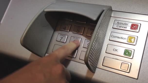 Usando teclado na máquina ATM — Vídeo de Stock