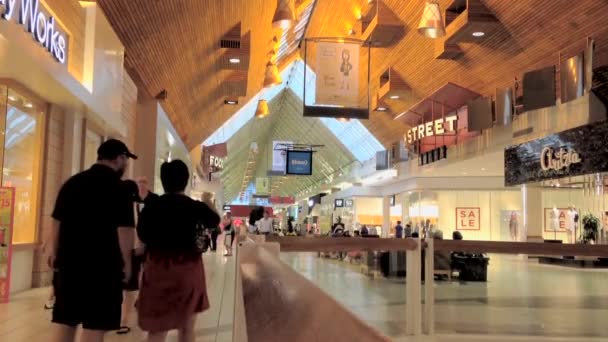 Shopper all'interno del centro commerciale Coquitlam Center — Video Stock