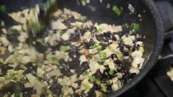 Mulher cozinhar comida chinesa — Vídeo de Stock