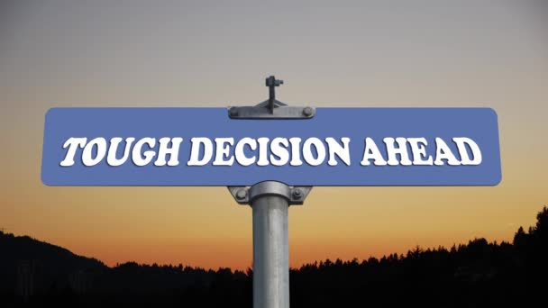 Dure décision avant panneau de signalisation avec des nuages qui coulent 