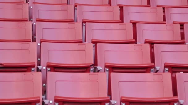 Красные пустые места на стадионе — стоковое видео