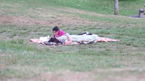 Mère et fille couchées sur l'herbe — Video