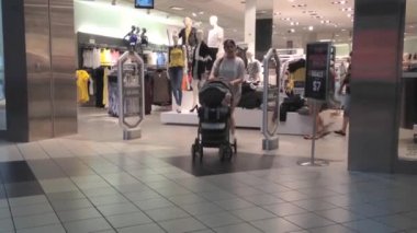 Alışverişçi coquitlam center alışveriş merkezi önünde h & m içinde saklamak