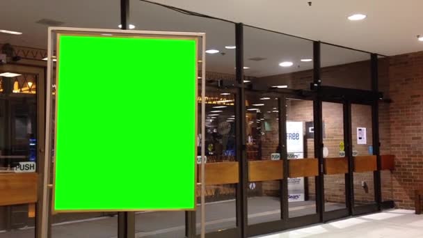 绿色为你高贵林港西尔斯商店内的广告广告牌不列颠哥伦比亚. — 图库视频影像