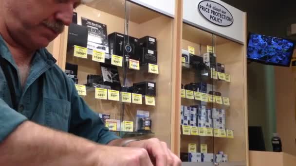 Cosas que muestran la tarjeta de garantía de len para el cliente — Vídeo de stock