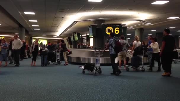 Interiör yvr airport bagage hävdar med bagage som snurrar runt transportband. — Stockvideo