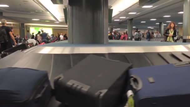 Vnitřní yvr letiště zavazadel se zavazadly točí kolem dopravníku. — Stock video
