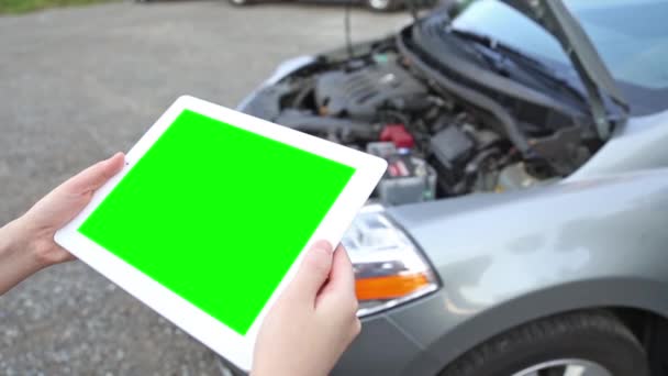 Una mujer sostiene una tableta en blanco PC con una pantalla verde para su propio contenido personalizado . — Vídeos de Stock